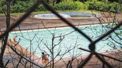 Sem supervisão de professores, adolescentes usam a piscina em um domingo. Uso ‘legal’ pode ser feito por meio de natação gratuita