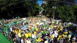 Manifestação no último domingo (13) levou milhares ao Centro de Rio Claro