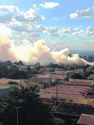 Fumaça provocada por incêndio que foi registrado no bairro Vila Olinda nessa segunda-feira (18)