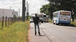 Trecho marginal à Rodovia Fausto Santomauro, que dá acesso aos bairros Jd. Novo I e II, causa apreensão em moradores que passam por ali