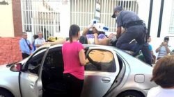 Com o impacto, a filha foi parar no capô do carro prata que colidiram