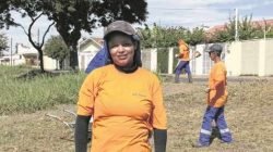 A margarida Auzira durante a limpeza