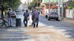 O Corpo de Bombeiros utilizou serragem de madeira para poder fazer a limpeza do óleo na Rua 3-A