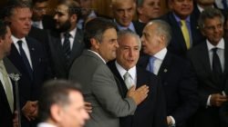 Temer ao lado de Aécio Neves durante cerimônia de posse dos novos ministros de seu governo (foto: Marcello Casal Jr/ Agência Brasil)