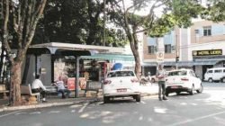 Ponto de táxi na Rua 3 em frente ao Jardim Público, área central de Rio Claro. Categoria enfrenta problemas com transporte clandestino