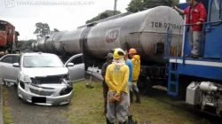 Por pouco: acidente na linha do trem nesta segunda-feira (30). Motorista disse que não ouviu o barulho da cancela, e por isso tentou avançar (Foto: Rio Claro Online)