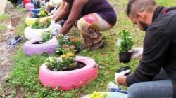 Todos os pneus se tornaram vasos ecológicos para deixar a entrada da quadra mais alegre e chamativa