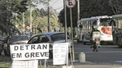 Detran em RC funciona no Poupatempo. Placa na área externa do Shopping informa sobre a greve