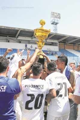 O time do Pisos Nice [do Jd. Cervezão)] foi o grande campeão invicto do Campeonato Amador 2015