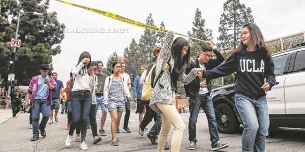 Estudantes da universidade atravessam faixa colocada durante atentado ocasionado por estudante em Los Angeles (foto: Ringo H.W.)