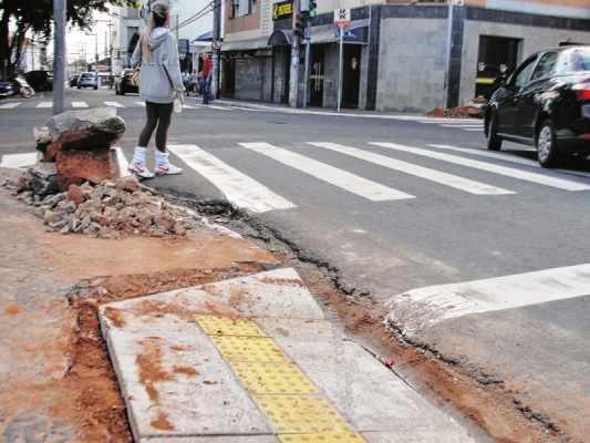 Nesta semana, novas rampas foram colocadas em frente ao prédio da Prefeitura e serão distribuídas em toda a área central