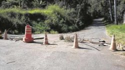 Em foto enviada por leitor, via de acesso para a sede da Floresta Estadual bloqueada antes da passagem pela ponte agora interditada