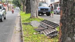 Na Rua 6, próximo à feira realizada na Avenida 40, telhas foram descartadas no canteiro central