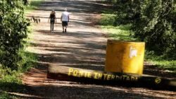 Para sinalizar que a ponte está interditada, foi colocado um tronco e um objeto de concreto para impedir a passagem de veículos