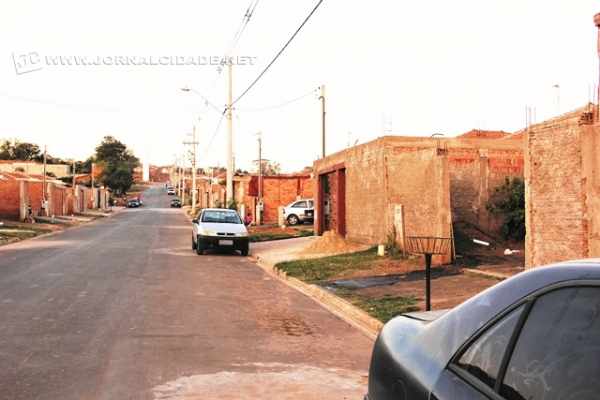 Moradores denunciam locação de casas populares no Conjunto Habitacional Maria Cristina durante retirada dos invasores de uma casa