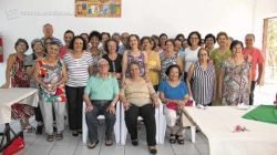 Voluntários reunidos durante café da tarde em homenagem ao trabalho que realizam no Abrigo; ao lado, Maria Aparecida Secco cuida das unhas de uma das moradoras durante a segunda-feira