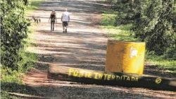 Para sinalizar que a ponte está interditada, foram colocados um tronco e um objeto de concreto para impedir a passagem de veículos