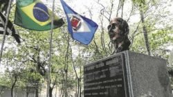 Novo busto que representa o político rio-clarense Ulysses Guimarães é feito em fibra de vidro. O anterior era de bronze e foi furtado