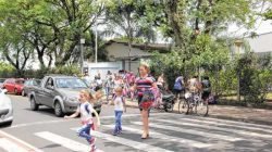 Segundo mães de crianças, no horário de entrada dos alunos, por volta das 7h, o local é muito perigoso por conta da ação de motoristas