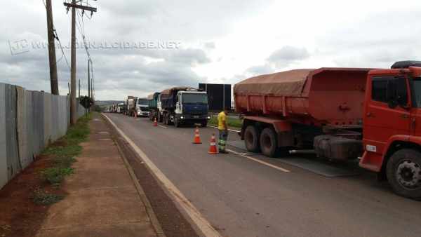 Ação especial da Polícia Militar Rodoviária abordou caminhoneiros na Rodovia Washington Luís, no trecho de Rio Claro