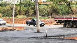 Em trecho da Constante Peruchi (SP-316), postes de energia estão instalados no meio de rodovia