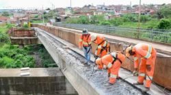 A ponte tem 45 metros de comprimento e cada pista tem cerca de cinco metros de largura