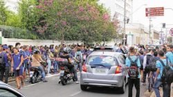 Estudantes durante a saída do turno escolar na Escola Estadual Coronel Joaquim Salles, no Centro