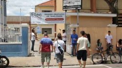 Nesse sábado (5) estudantes chegavam à Etec Bayeux, no Centro, para o primeiro dia de provas