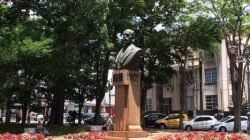 Recentemente o entorno do busto recebeu novo paisagismo com flores