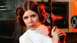 A atriz Carrie Fisher, 60, sofreu um ataque cardíaco durante um voo nesta sexta-feira, 23