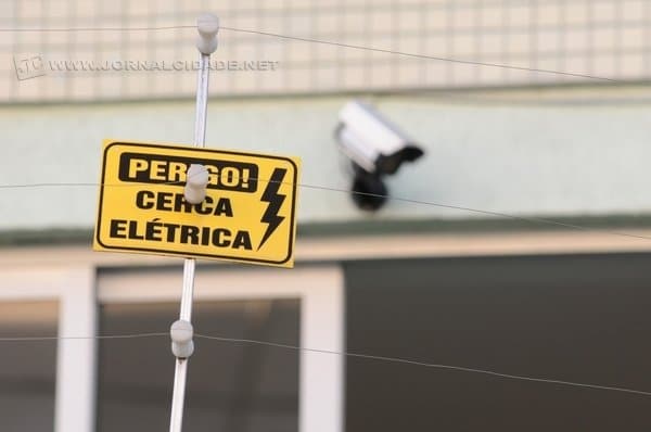 Caso a residência não possua sistema de segurança, o indicado é pedir ajuda para alguém próximo