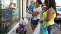 Famílias aproveitam esta época do ano para passear pelas ruas comerciais do Centro, pesquisar e comprar os presentes para o Natal