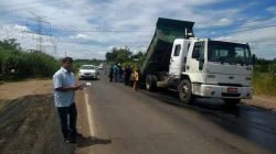 Vereador Paulo Guedes (PSDB) acompanha trabalhos na estrada vicinal do distrito de Ajapi