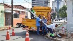 A instalação das estruturas para colocar semáforos na reorganização do trânsito da Avenida 15 começou na terça-feira (7)