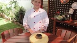 Luana Vitória Dias Cocc, de apenas 12 anos, ensina uma deliciosa receita de bolo de mandioca