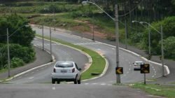 A Avenida Ulysses Guimarães não apresenta sinalização de velocidade após o retorno defronte ao novo Fórum