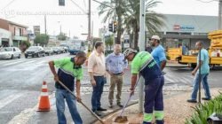 Medida tornará o trecho mais seguro. Fluxo de pessoas que transitam pelas imediações é grande. Reforço no controle de tráfego acontece após avaliação técnica. Prefeitura reforça orientação para que motoristas e pedestres respeitem sinalização e leis de trânsito