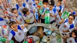 Gincana ambiental reúne alunos de Ensino Fundamental de escolas públicas. Além de coleta de recicláveis, atividades incluíram palestras.