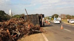 Carga de 20 mil quilos de sucatas ficou espalhada pelo canteiro central da Rodovia Fausto Santomauro