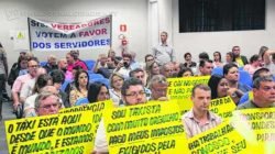 Taxistas com faixas em protesto nessa segunda (28). Sindmuni também levantou bandeira contra o projeto 157 que tramita na Câmara