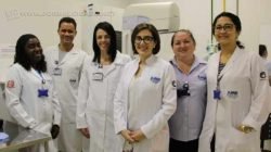 A equipe de técnicos de radiologia, médica mastologista e assistente social do AME Rio Claro