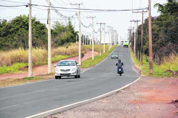 Logo no início da estrada vicinal a falta de acostamento é um motivo de reclamação dos usuários