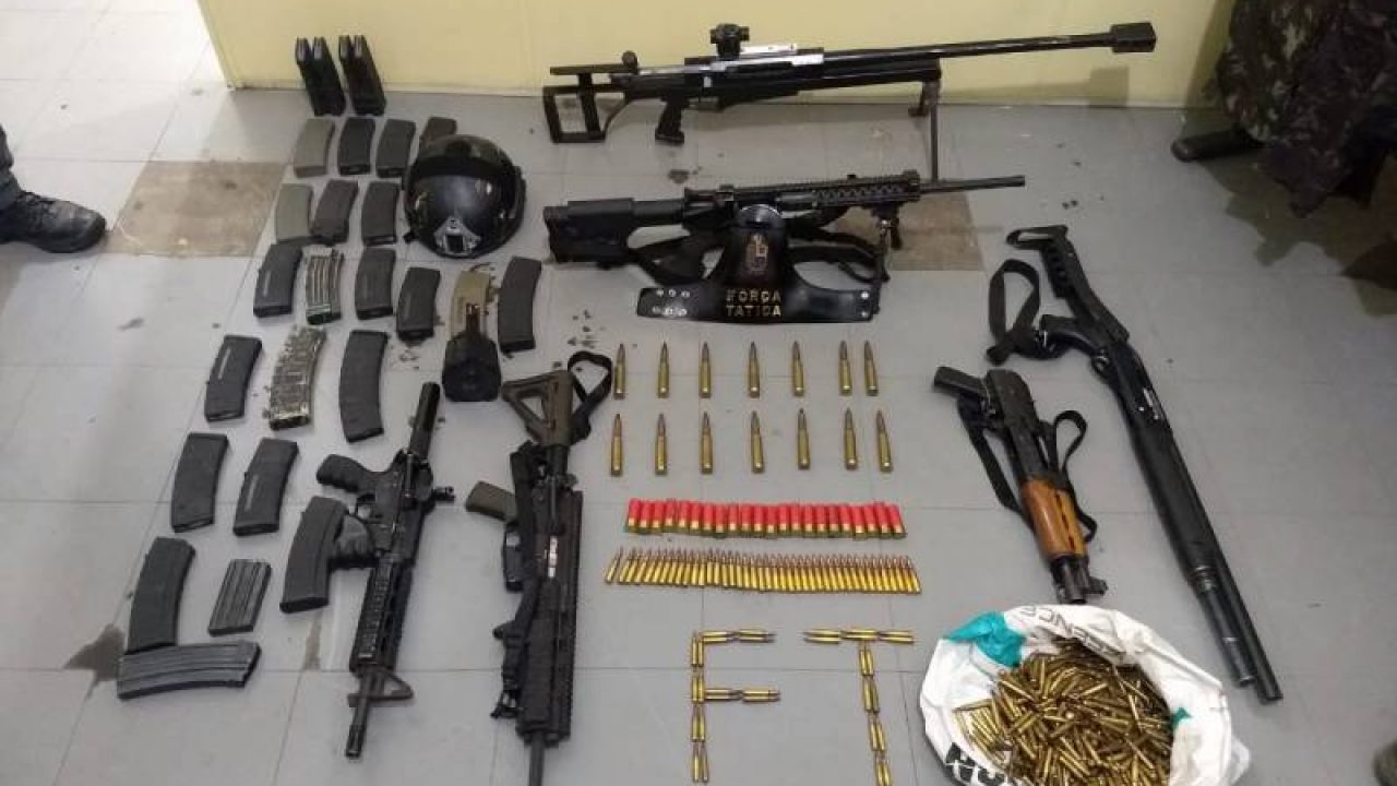 GO: polícia acha em chácara arsenal com fuzil, espada e metralhadora