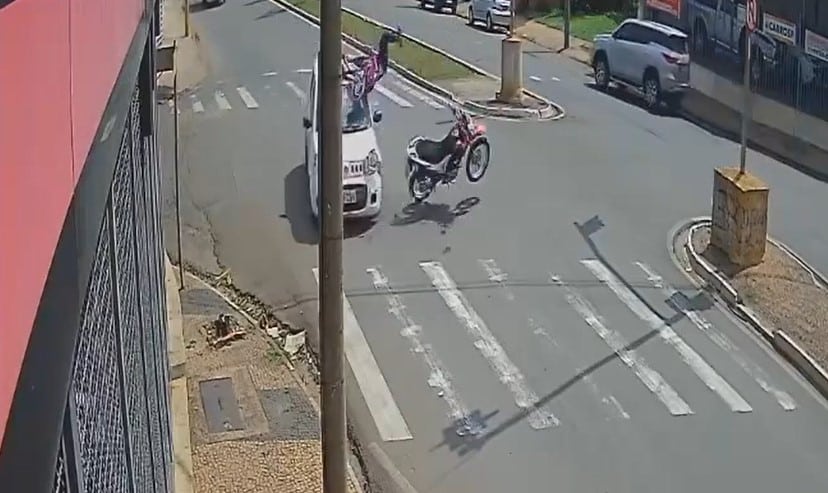 Vídeo Mostra Momento Em Que Carro Atropela Motociclista Na Avenida Visconde Jornal Cidade Rc 