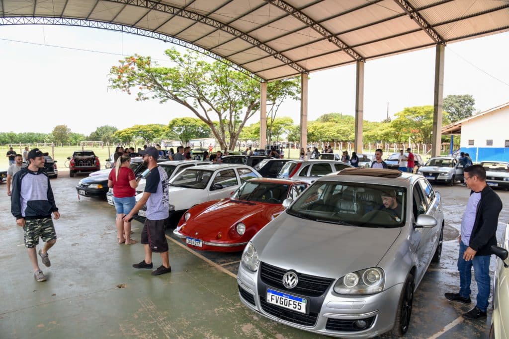 Veja fotos dos carros rebaixados em exposição no encontro Baixos