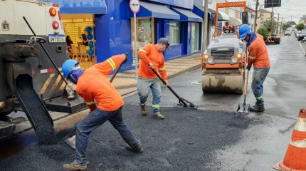 Prefeitura realiza tapa-buracos em trecho da Avenida 7