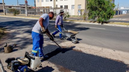 Prefeitura realiza tapa-buracos em trecho do Parque Residencial