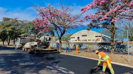 Prefeitura faz recapeamento em frente ao Centro Cultural