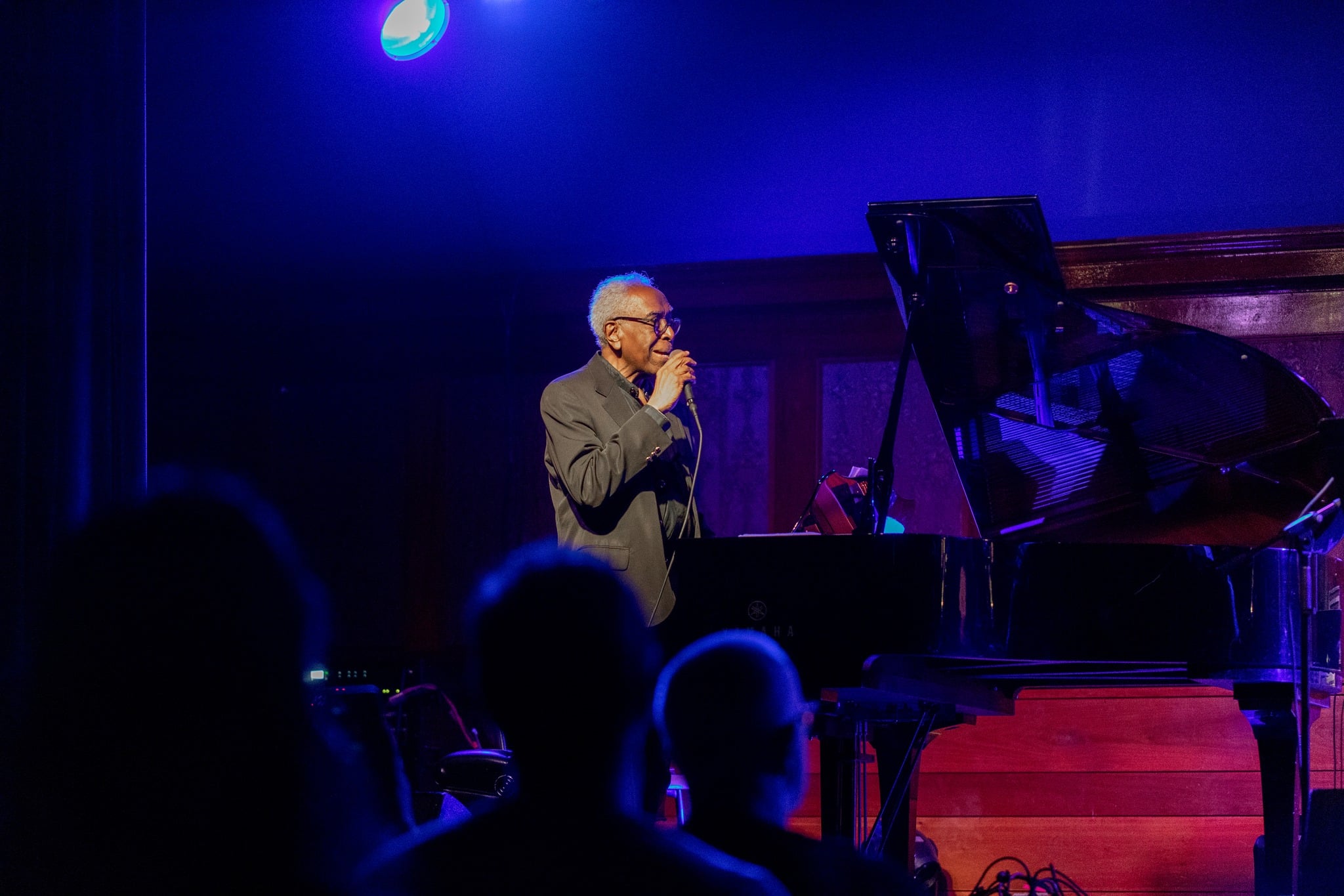 O pianista, na altura dos seus 86 anos de idade, é um dos mais aclamados pianistas da atualidade e radicado nos Estados Unidos, onde é residente de um dos principais bares de jazz de Nova York, o tradicional The River Café