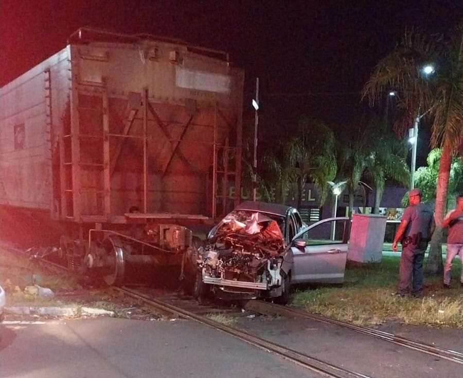 Acidente entre carro e trem no cruzamento da Avenida 07; motorista ficou ferido e recebeu atendimento no local